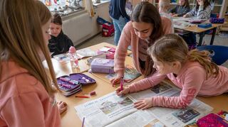 Die Schülerinnen und Schüler der 3e der Wingertsbergschule in Lorsch markierten ihre Lieblingstexte in der Zeitung.