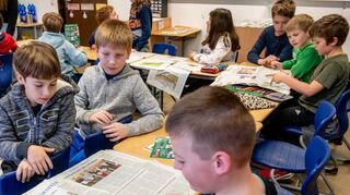 Einen Einsatz der Feuerwehr haben viele der Kinder selbst mitbekommen – und den Bericht dazu in der Zeitung entdeckt.
