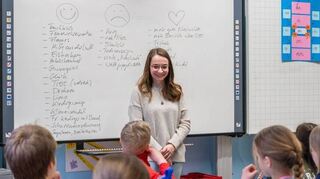 Redakteurin Sina Roth sammelte an der Tafel, was den Kindern gut, was ihnen nicht so gut gefallen hat und was sie sich in der Zeitung wünschen würden.
