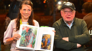 Christine Theuer ehrt Rudij Bergmann mit dem Baerwind-Preis.