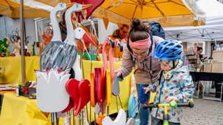 Der Ostermarkt am Nibelungenbrunnen punktete mit selbst gefertigten Dekoartikeln zum Osterfest – wie den bunten Holzfiguren von der Behindertenhilfe.