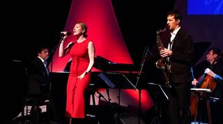 Die Schauspielerin und Sängerin Genija Rykova (Bild li.) sorgte mit ihrer Band nicht nur für den musikalischen Rahmen, sie moderierte außerdem charmant und gelassen die Preisverleihung. Eine unkonventionelle und viel beklatschte Lobeshymne auf den Preisträger sangen Gala Othero Winter und Sven Schelker (Bild re.).