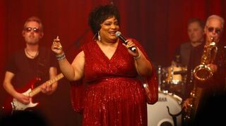 Die Sweet Soul Music Revue kam nun zurück ins ausverkaufte Mannheimer Capitol und mit ihr auch Darnita Rogers mit „Respect“.
