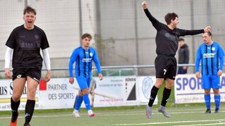 Die Einhäuser Fußballer, hier Sören Hembach (li.) und Juan Marroqui Cases (2. v. re.) hatten in Heppenheim allen Grund zum Jubeln. Der 2:1-Sieg beim FC Sportfreunde sorgte für Erleichterung im Abstiegskampf.