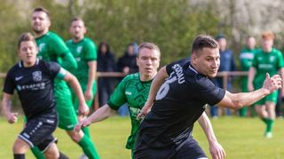 Der SC Rodau (vorn Oliver Löw) hielt gegen ein Topteam wieder bestens mit, unterlag aber dem SV Lörzenbach (Alexander Ripper (Mitte) mit 1:2.