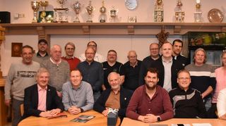 Der geschäftsführende Vorstand, sitzend von rechts Florian Ziegler, Markus Sommer und Mirko Kreiling, leitet gemeinsam mit dem Beirat für die kommenden zwei Jahre die Geschicke des Einhäuser Fußballvereins.