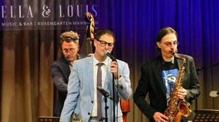 Thomas Siffling mit seinem Programm  Remembering Chet, Hommage an Chet Baker am 24.03.2024 im Ella und Louis
Besetzung:
Thomas Siffling Ð trumpet, flugelhorn
Max Ionata Ð tenor sax
Martin Sasse Ð piano
Nico Brandenburg Ð bass
Patrick Manzecchi Ð drums
Siffling singt Chet Baker

Foto ©ÊManfred Rinderspacher