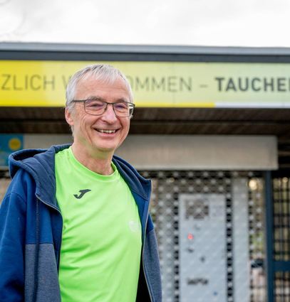 Das Lorscher Freibad öffnet Anfang Mai. Ulrich Schulze-Ganzlin, ein ausgezeichneter Schwimmer, der als „Sportler des Jahres“ nominiert ist, freut sich darauf.