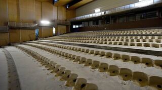 Blick in den Zuschauerraum des Opernhauses: Die Stühle sind weg, unter den Lüftungsauslässen fand sich überall Asbest, das nun entsorgt ist.