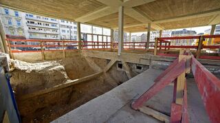 In der früheren Kassenhalle sind die Betonstützen und der alte Bunker aus dem Zweiten Weltkrieg, auf denen sie ruhen, freigelegt.