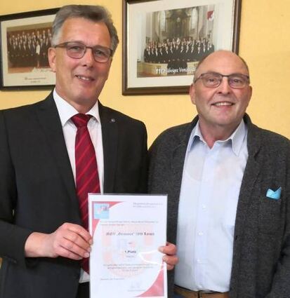 Übergabe der Urkunde für die Aktion „Sängerfänger“