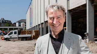 Der Geschäftsführende Nationaltheater-Intendant Tilmann Pröllochs an der Baustelle am Goetheplatz.