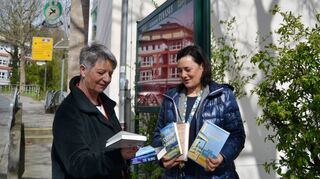 Bürgermeisterin Christine Klein (l.) und Winnie Lechterbeck, Leiterin der Stadtbibliothek, vor der Alten Gerberei in Bensheim – hier soll die innerstädtische Dependance der Bibliothek untergebracht werden.