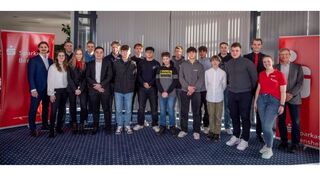 Die Siegerehrung in den Räumen der Sparkasse Bensheim (links Sebastian Rösel, Vorstand Sparkasse, rechts Michael Roth vom Bergsträßer Anzeiger)