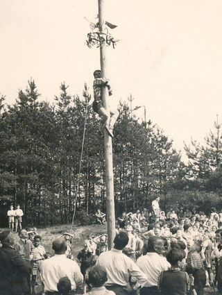 Die Jungen kletterten auf den Baumstamm und holten sich eine Wurst aus dem Kranz. Mädchen konnten sie bei einem Wettrennen gewinnen.