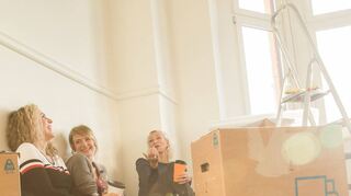 Kisten zu packen und Umzugshelfer zu organisieren, ist nur ein Teil der Arbeit, der bei einem Umzug anfällt. Denn zum Umzug gehört es auch, sich um neue Verträge für Internet und Strom zu kümmern.