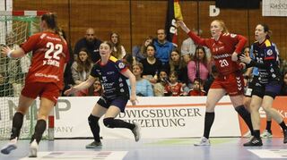 Im Auswärtsspiel am Mittwoch in Bietigheim gab Isabell Hurst (2. von links, hier in der Abwehr gegen Xenia Smits) nach ihrer krankheitsbedingten Pause ihr Comeback.
