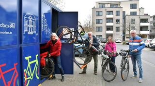 Birgit Kohl, Franz Beiwinkel, Anette Seip und Martin Fraune (von links) haben auf dem Parkhof die Fahrrad-Mietboxen getestet, wie sie als Abstellmöglichkeit auch am Bahnhof zur Verfügung stehen.