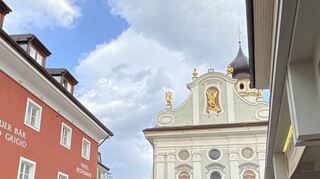 Das quirlige Zentrum von Innichen wird geprägt von der Pfarrkirche St. Michael, eine der schönsten im italienischen Hochpustertal.