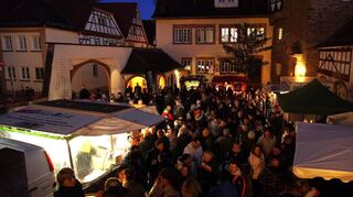 Der diesjährige Auftakt des Abendmarktes am Gründonnerstag lockte trotz kühler Temperaturen zahlreiche Gäste in den Rathaushof.
