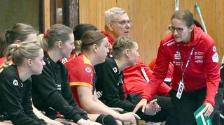 Flames-Trainerin Heike Ahlgrimm (re.) versuchte vergeblich, ihre Spielerinnen wachzurütteln. Die HSG Bensheim/Auerbach blieb bei der Heimpleite gegen Blomberg-Lippe unter ihren Möglichkeiten.