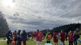 Die Friedensinitiative „Aktionsbündnis Ostermarsch 2024 Bergstraße“ hatte zu einer Aktion am Friedensmal hoch über Hochstädten eingeladen.