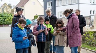 Das App-Entwicklungsteam (v.l.) Berenike Neumeister, Michael Knecht, Verena Ränker und Stephan Knecht beim Stadtquiz-Testlauf mit Grundschülern.