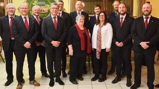 Der Germania-Vorstand mit v.l. Karlheinz Mulzer, Hank Hoppe, Aloys Leidner, Klemens Diehl-Blust, Christian Winterhalder, Karlheinz Fillauer, Roswitha Metz, Daniel Hartnagel, Marion Leidner, Benjamin Müller, Yannick Schmitt, Nils Engel, Karlheinz Boll.