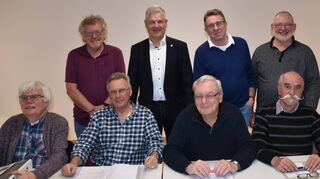 Der neue Vorstand der Naturfreunde Einhausen (hinten, von links): Reimund Strauch, Bürgermeister Helmut Glanzner, Alfred Meier, Jürgen Breier. Vorne, von links: Volker Hölzel, Manfred Eisel, Peter Ehrt, Bernd Hübner, Helmut Lotter.
