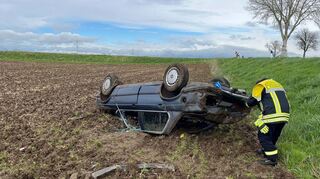Der Fahrer des Wagens konnte sich nach dem Unfall mit Hilfe von Passanten aus dem PKW befreien. Nach einer medizinischen Untersuchung durch Rettungskräfte vor Ort wurde der Mann vorsorglich in ein Krankenhaus gebracht.