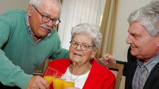 Margot Ludwig freute sich über viele Glückwünsche zum 95. Geburtstag. Auf unserem Bild gratulieren ihr Olaf Jünge (r.) und Kurt Zink.