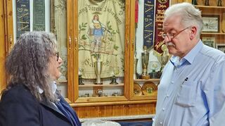 Nach fast 50 Jahren Dienst in der Einsatzabteilung wurde der ehemalige Wehrführer Rainer Fleischmann in der Hauptversammlung von der Vereinsvorsitzenden Sabina Roth verabschiedet.