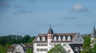 Ein reizvoller Wanderweg führt von Schönberg hinauf auf den Petersberg und zum Schönberger Kreuz. Immer wieder ergeben sich Ausblicke auf das Schloss.