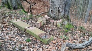 Das „Steinerne Tischchen“, eine schlichte Bank aus Sandstein, wurde leider durch Vandalismus zerstört und kann nicht mehr hergestellt werden.