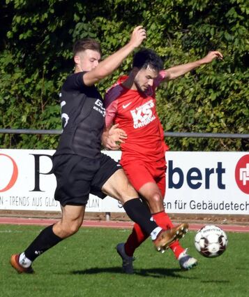 Nullsieben-Verteidiger Christian Dingeldey (links im Zweikampf mit dem Auerbacher Rene Brunner) fällt wegen einer Verletzung bis zum Saisonende aus.