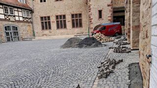 Der Amtshof als solcher sieht überwiegend schon so aus, wie es sein soll. Die Pflasterarbeiten können noch nicht abgeschlossen werden, obwohl die Steine bereits da sind.