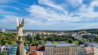Historie und Moderne lassen sich in Potsdam gut aus luftiger Höhe vom Turm der Nikolaikirche in Augenschein nehmen.
