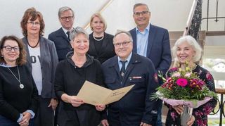 Unser Bild zeigt im Vordergrund Bürgermeisterin Christine Klein mit Uwe und Nicole Reichelt sowie (v. l.) Personalratsvorsitzende Elke Ritter, Bettina Prey-Ost (Personalmanagement), Stadtbrandinspektor Jens-Peter Karn, die interne Frauen- und Gleichstellungsbeauftragte Kerstin Hundsdorf und Fachbereichsleiter Rolf Hiesinger.