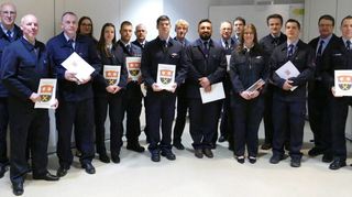 Die ausgezeichneten Feuerwehrleute (von links): Claudia und Peter Degenhardt, Alexander Beez, Andreas Gehrisch, Ronja Herrmann, Antonia Hübner, Thilo und Kurt Meckel, Markus Massoth, Julius Wünsch, Richard Meng, Sven Dostal, Peter Bormuth, Regina Pfeifer, Robert Meyer, Jochen Röhm, Jochen Meyer, Tobias Marasek.