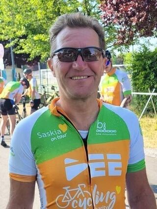 Der ehemalige Radprofi Jens Heppner packt mit an.