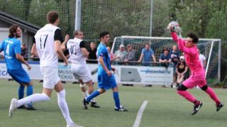 Heppenheims Torwart Noah Runhaar (re.) war der Garant für den Punktgewinn beim 0:0 bei der SG Reichenbach (in den weißen Trikots).