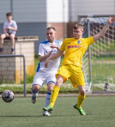 FVH-Torschütze Max Hoedl (l.) im Duell mit FSG II-Spieler Tim Riedinger.