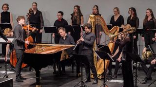 Bilden eine kreative Klangsymbiose: der Frauenchor 4x4 der Pädagogischen Hochschule Heidelberg und Mitglieder des Festivalcampus-Ensembles.