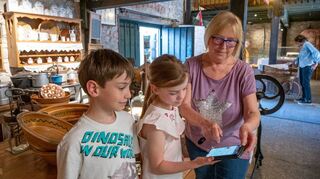 Ingrid Krimmelbein (r.), Vorsitzende des Geschichtsvereins, erklärt den „Museumslauscher“, der von Kindern für Kinder erarbeitet wurde und bei der Saisoneröffnung am Sonntag offiziell in Betrieb ging.