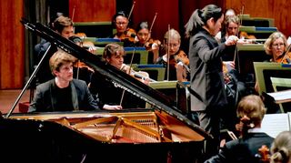 Nicht immer zu 100 Prozent zusammen: Pianist Jan Lisiecki (daneben Konzertmeisterin Charlotte Thiele) mit Holly Hyun Choe beim 6. Akademiekonzert.