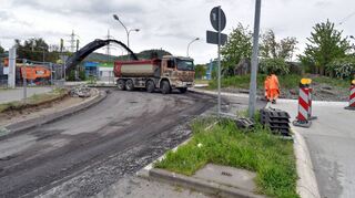 Es geht voran auf der Großbaustelle an der Lorscher Straße. Am Europakreisel wird jetzt die Asphaltdecke auf der anderen Seite abgetragen; beim Neubau kommt wegen der besseren Belastbarkeit Beton zum Einsatz.