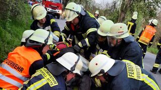 Feuerwehrleute aus Lindenfels und Winterkasten übten die Rettung eines Menschen aus einem Schrottfahrzeug.