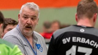 Nach nur einjähriger Abstinenz kehrt Jens Becker (Mitte) als Trainer zum Bezirksoberligisten SV Erbach zurück.