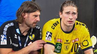 Wie lange wird Sebastian Hinze (links) noch die Taktik mit Juri Knorr besprechen?