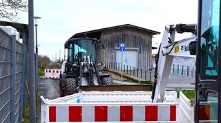Im Güterschuppen (l.) stehen im Innenbereich spezielle Lehmputzarbeiten an. Die Rohbauarbeiten am Feuerwehrgerätehaus (r.) in Rodau sind abgeschlossen